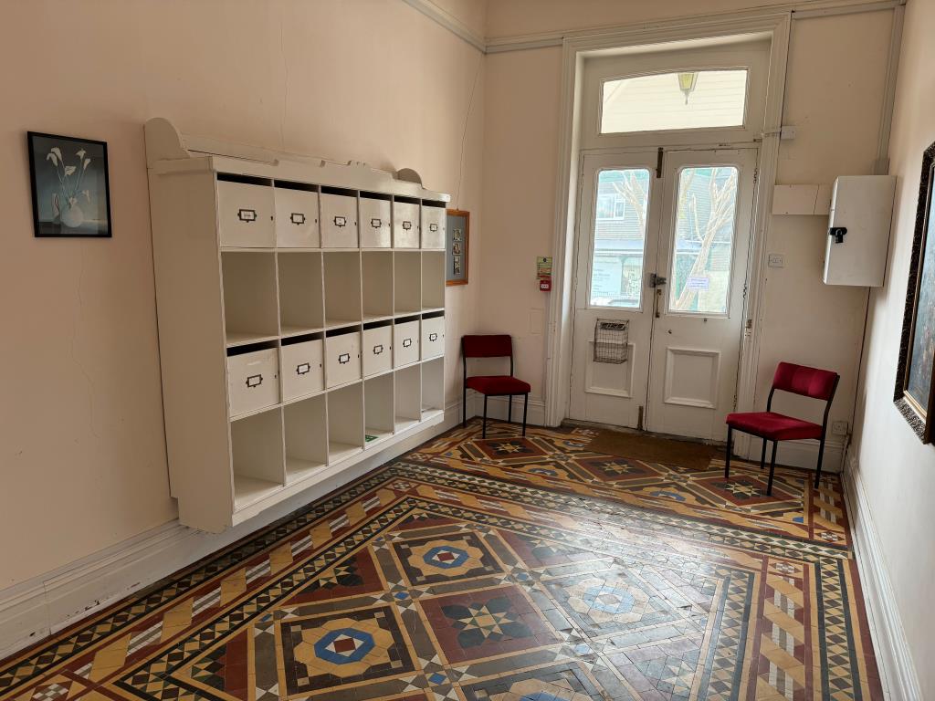 Lot: 118 - TOWN CENTRE FLAT FOR IMPROVEMENT WITH PARKING - The grand communal hallway